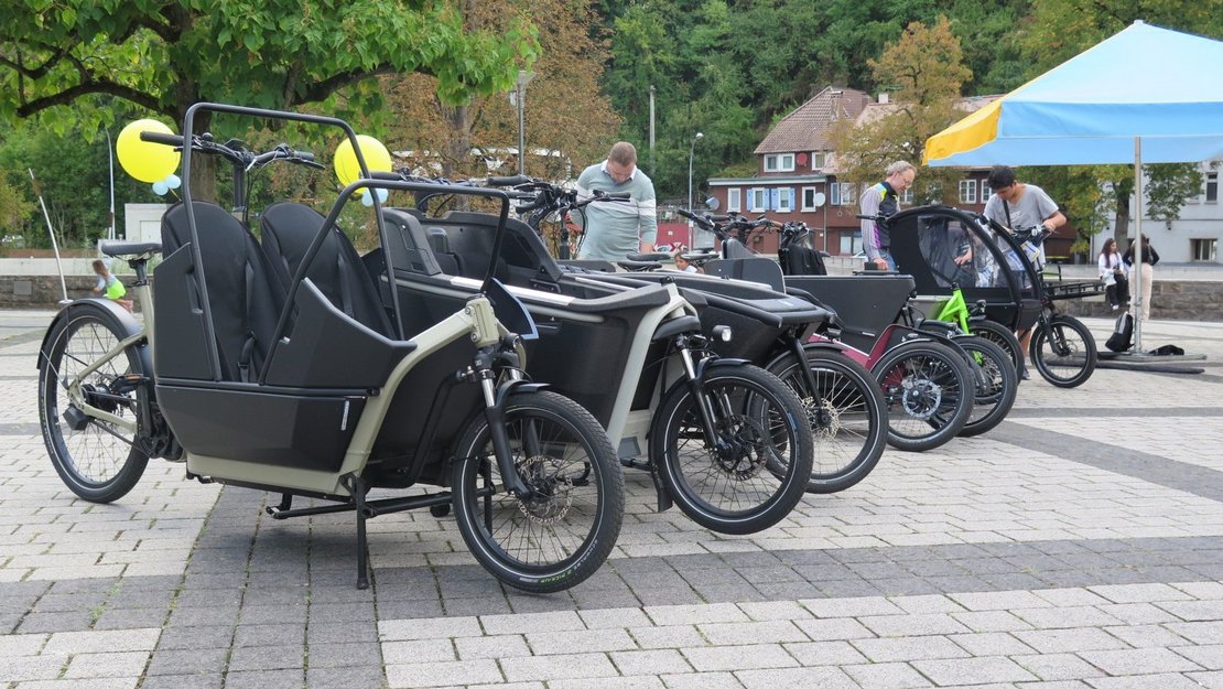 Mehrere geparkte Lastenfahrräder