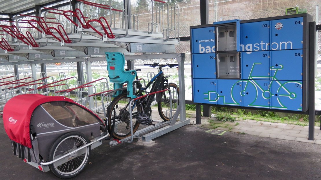 Parkendes Fahrrad mit Anhänger in einem Fahrradparkhaus